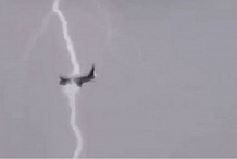 Russie: Un avion frappé de plein fouet par la foudre (vidéo)